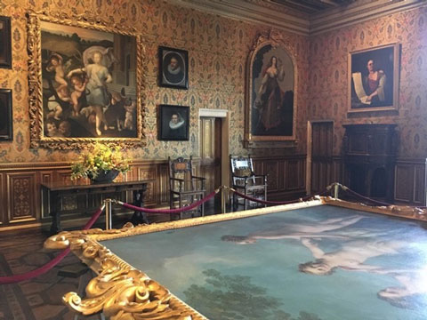 Photographie de la chambre de François Ier au château de Chenonceau lors de la restauration du tableau Les Trois Grâces, par Van Loo